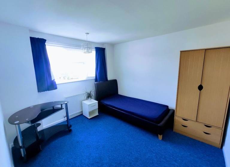 Large Single Room 560pm CB4