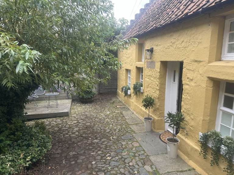 Charming & Spacious One-Bedroom Cottage on South Street, St Andrews 