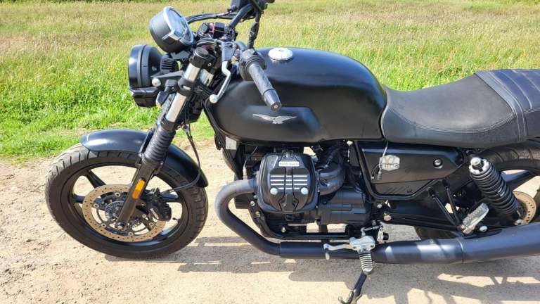 2022 22 MOTO GUZZI V7 IV STONE 3k MILES ONLY BLACK RETRO NAKED CLASSIC STYLING