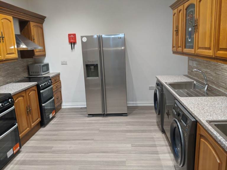 Large Ensuit with Bills  £1050