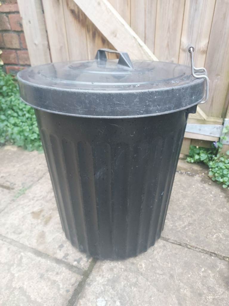 Dustbin with lid