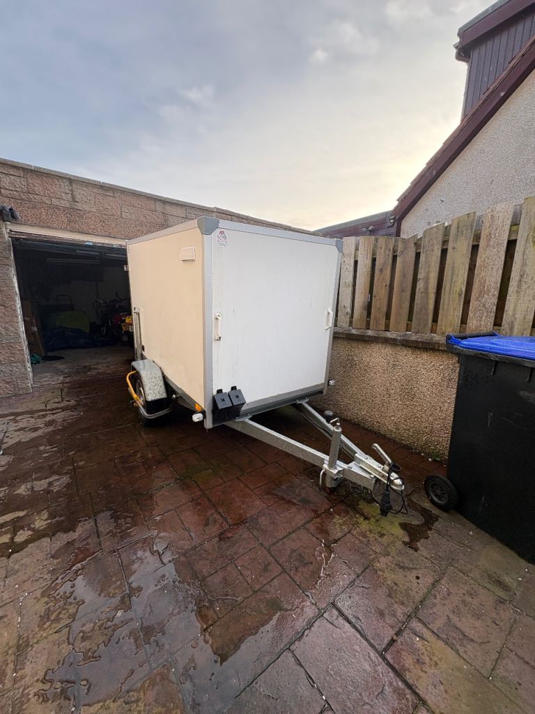 8,7FT x 4,2FT enclosed box trailer – single axle
