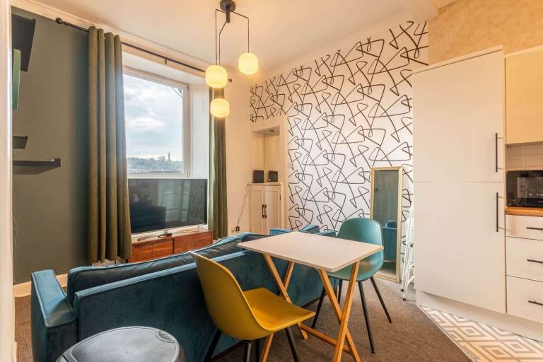 Highly desirable, top floor, 2 bedroom property off Leith Walk – available October