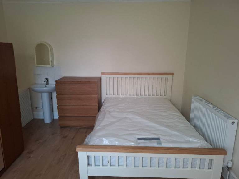 Nice Double Room to rent, opposite BCOT, near Basingstoke town centre/Festival Place