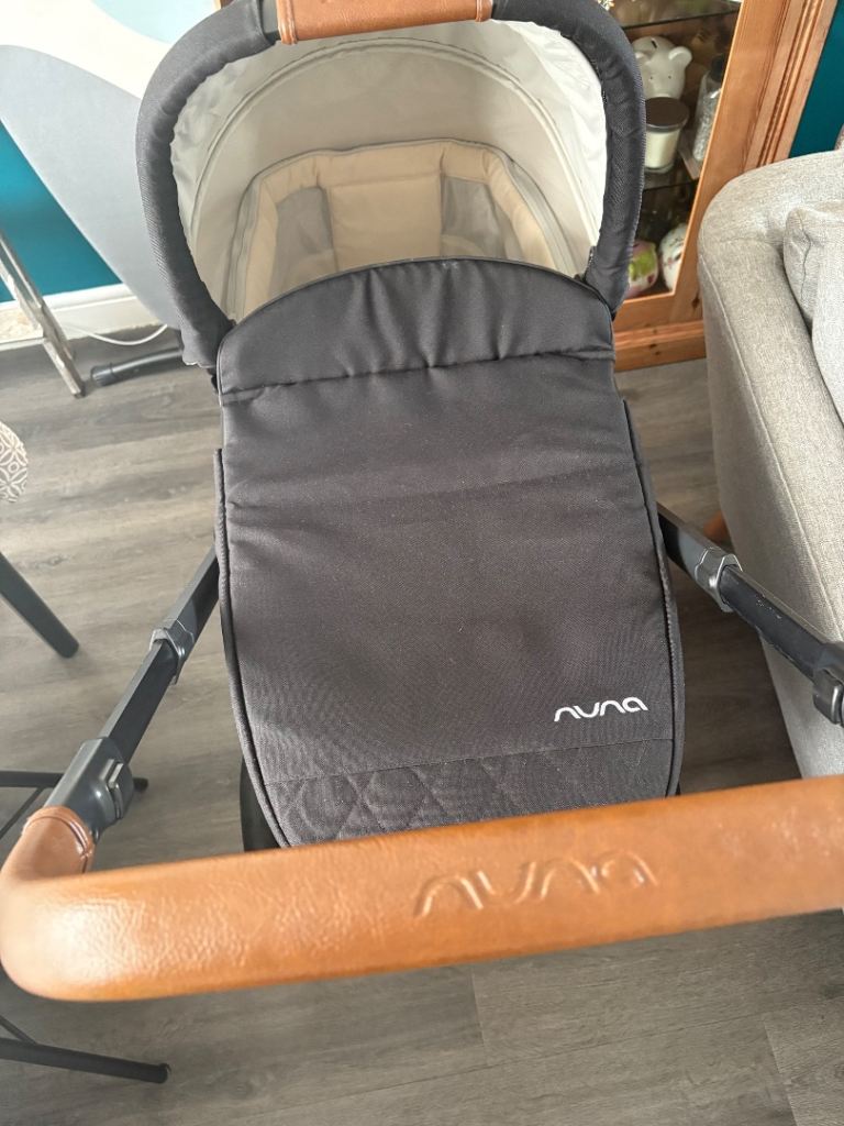 Nuna Mixx Next Pram and Carrycot – Good Condition