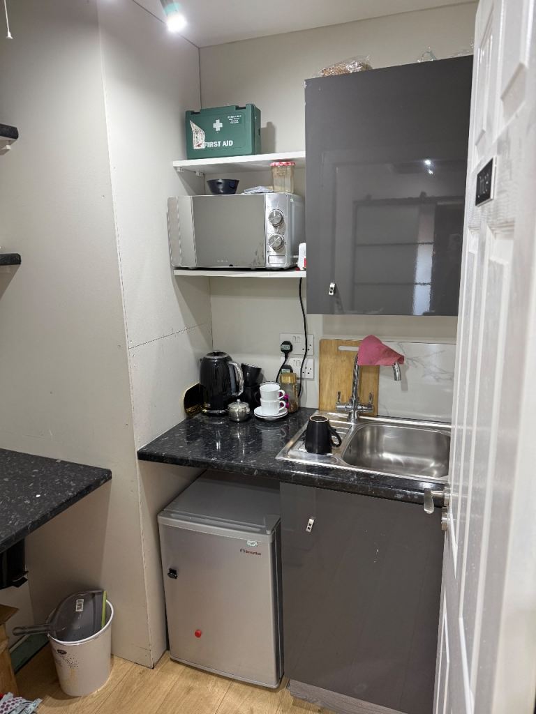 Mini Fridge, Microwave, Kitchenware £40