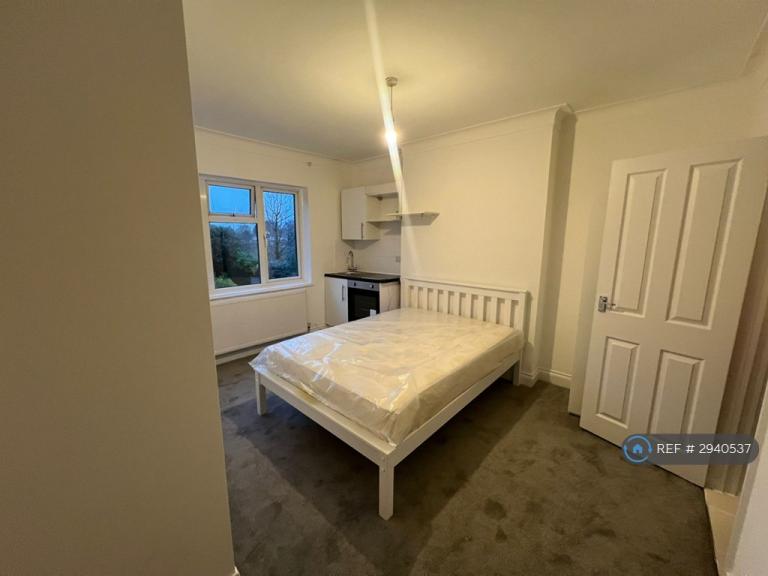 Studio flat in Lichfield Grove, London, N3 (#2940537)