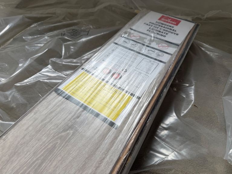 Howdens grey laninate flooring ( 1 full sealed pack ) 