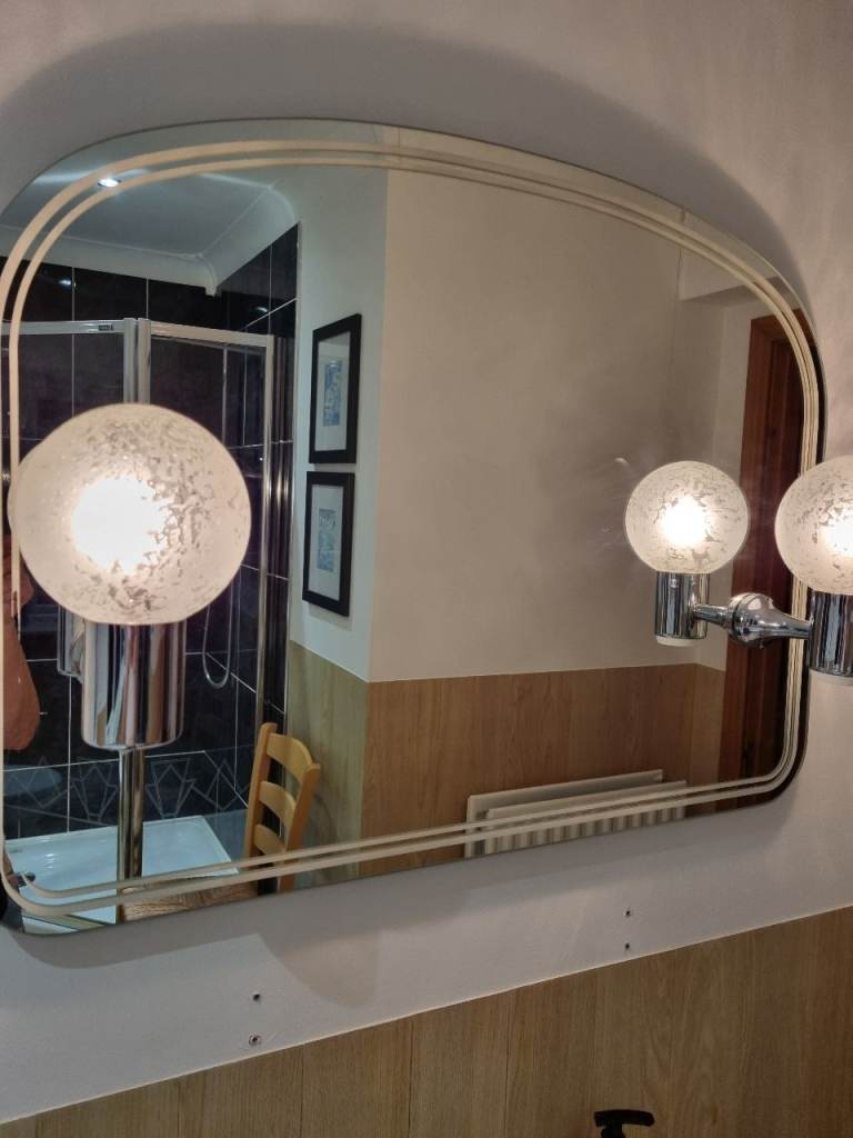 Bathroom mirror with lights £5