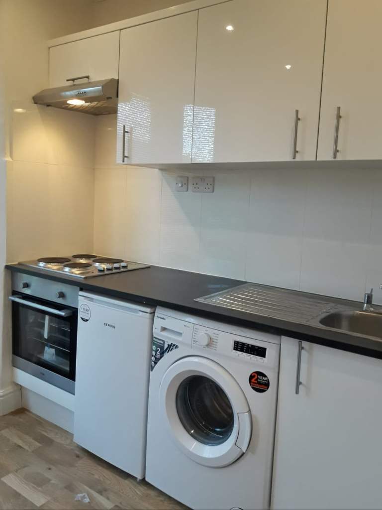 DSS OK GFLOOR STUDIO  IN RICHMOND 10MIN WHITTON B,R.THEN20MIN CLAPHAM JUNC &BEYOND