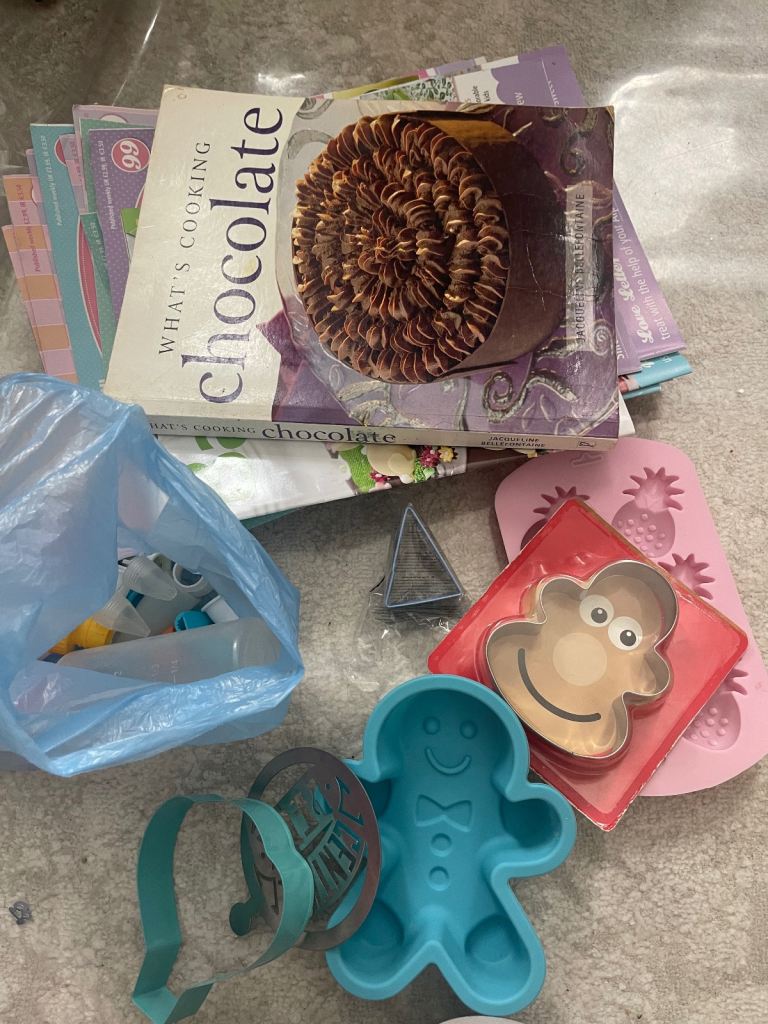 Large bundle of cake making / decorating items 