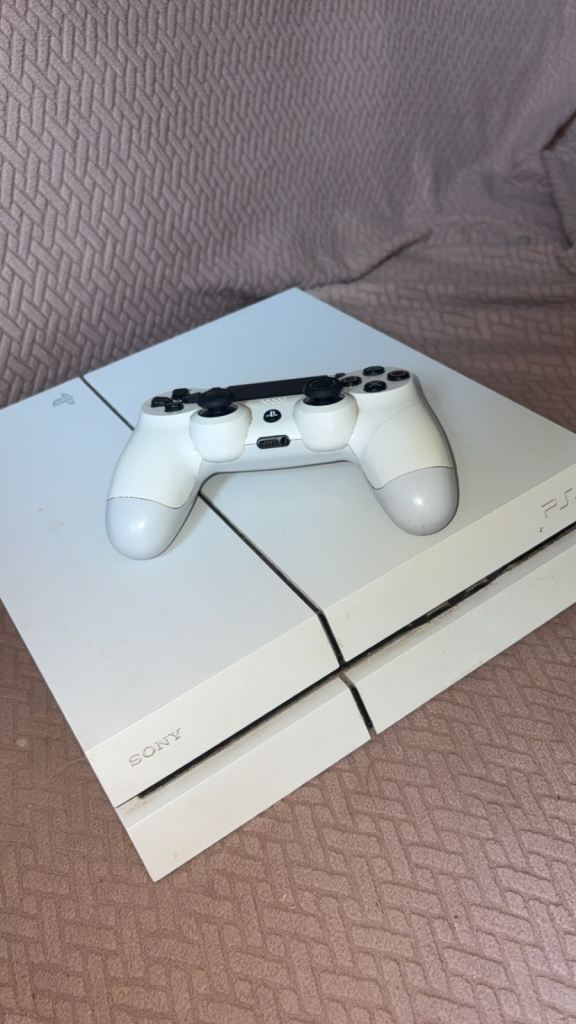 PlayStation 4 white