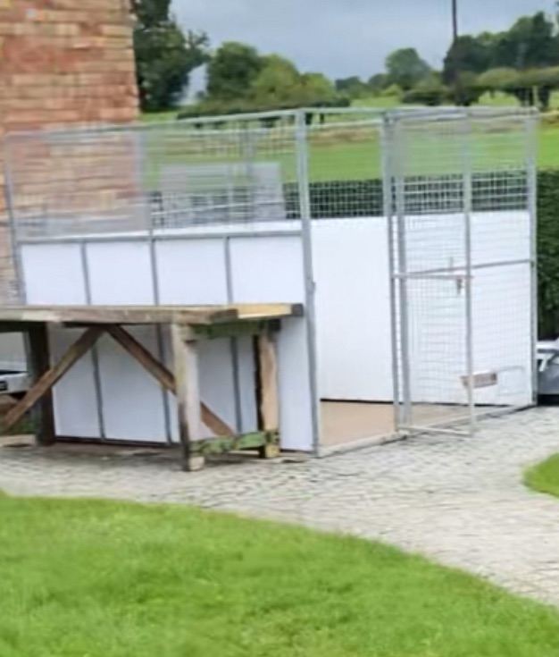 Galvinised Dog Run/Pen and Insulated Kennel