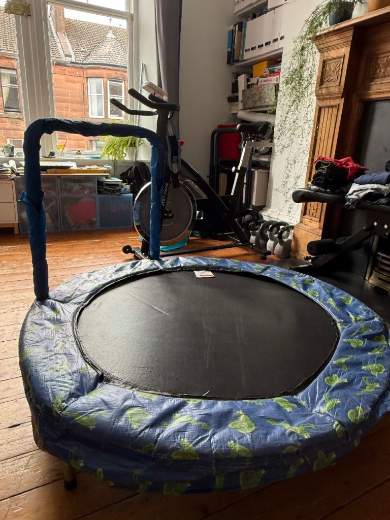 Indoor/outdoor kids Trampoline with Handlebar – Good Condition