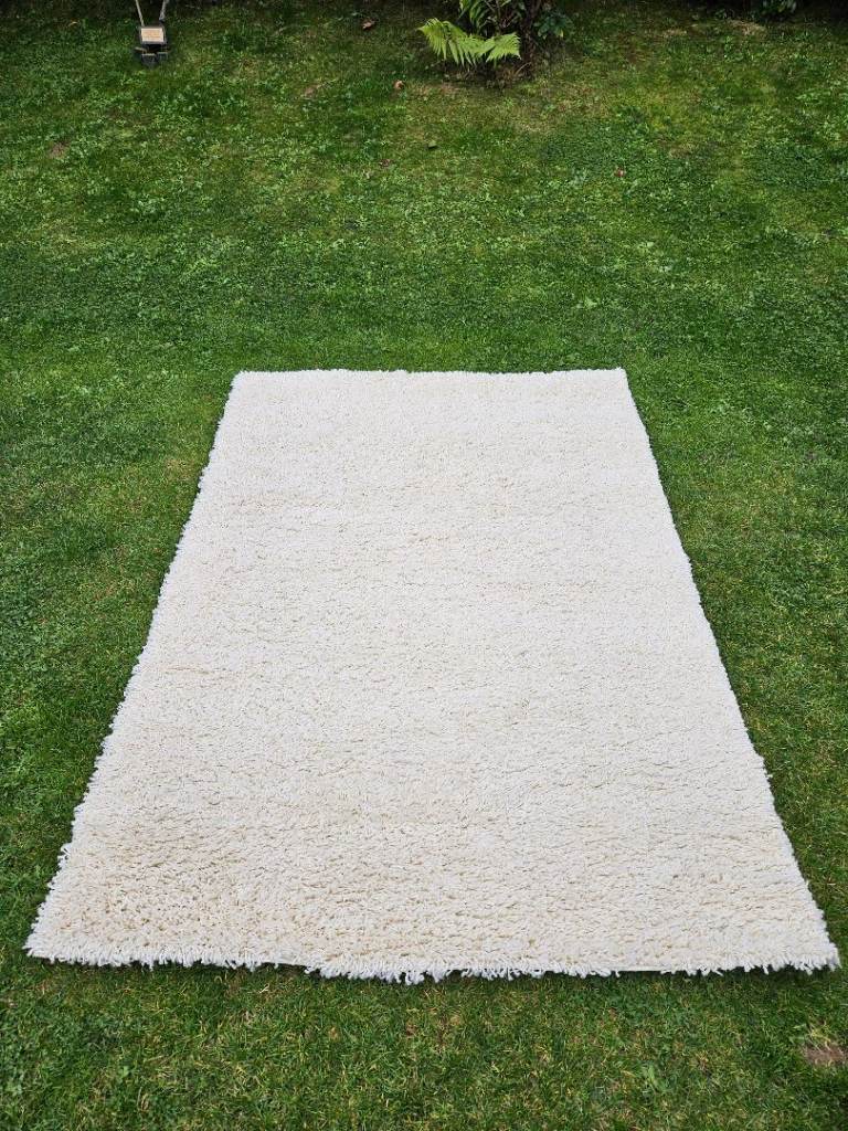 Lovely beige / cream deep pile rug / carpet £35