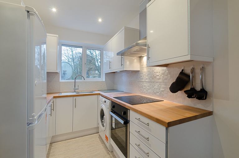 Large room - Mitcham City Center - £830pcm all incl !!