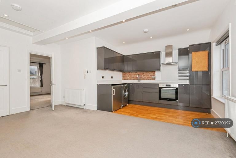 1 bedroom flat in Upper High Street, Epsom, KT17 (1 bed) (#2730997)