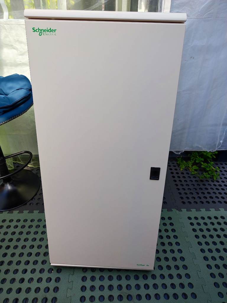 SCHNEIDER 24 WAY DISTRIBUTION BOX