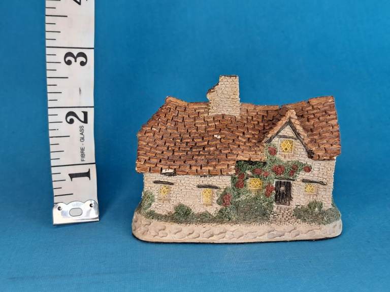 Vintage 1982 David Winter Sussex Cottage - Hand painted in John Hine Studios UK. 