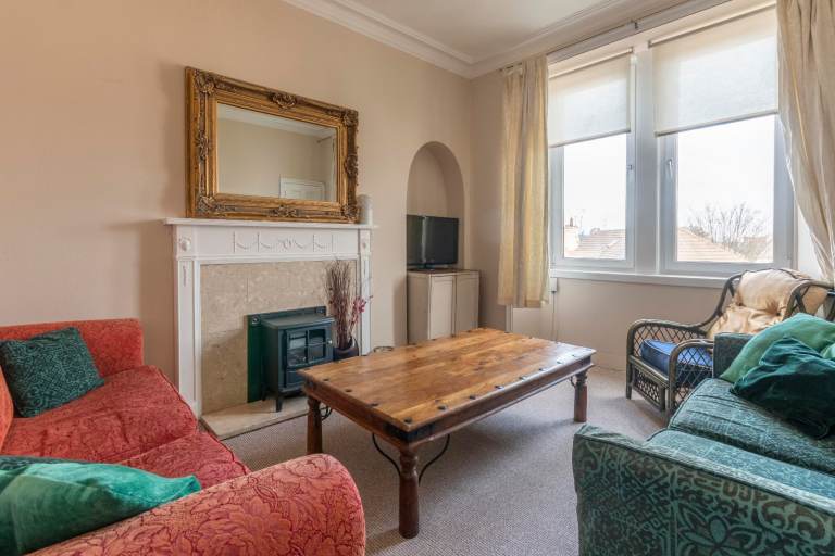 Bright and spacious, 1 bedroom plus box room flat off Easter Road – available soon!