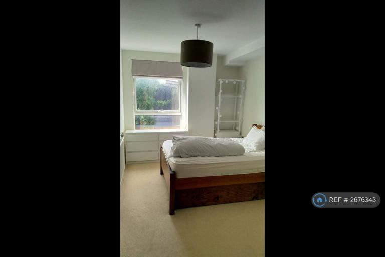 2 bedroom flat in Rosenburg Road, London, W3 (2 bed) (#2676343)