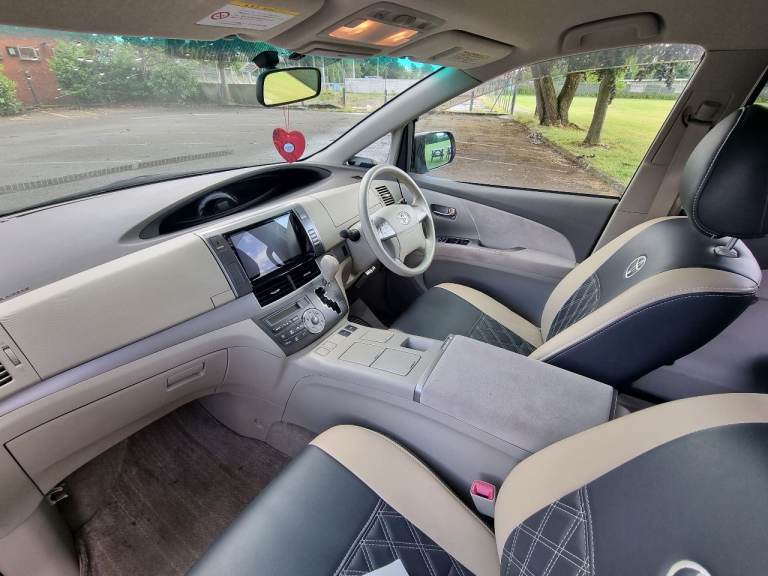 Toyota Estima Hybrid 8 Seater Wireless Auto & Carplay