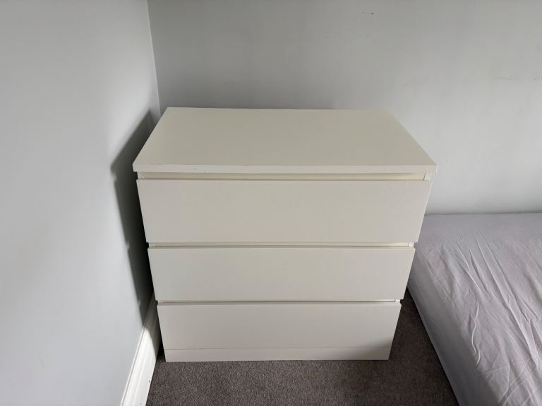 Free Dressing table, 2 chests of drawers.