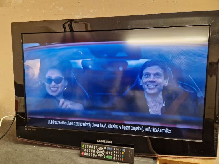Samsung 32" Non Smart lcdtv with remote