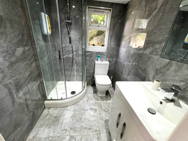 Excellent 6 bedrooms House with converted conservatory of one bedroom flat near Redbridge Station 