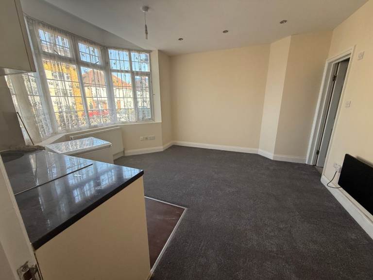 SEPARATE ENTRANCE GROUND FLOOR STUDIO AT BOWERNS AVENUE WEMBLEY CENTRAL NEAT ALPETON
