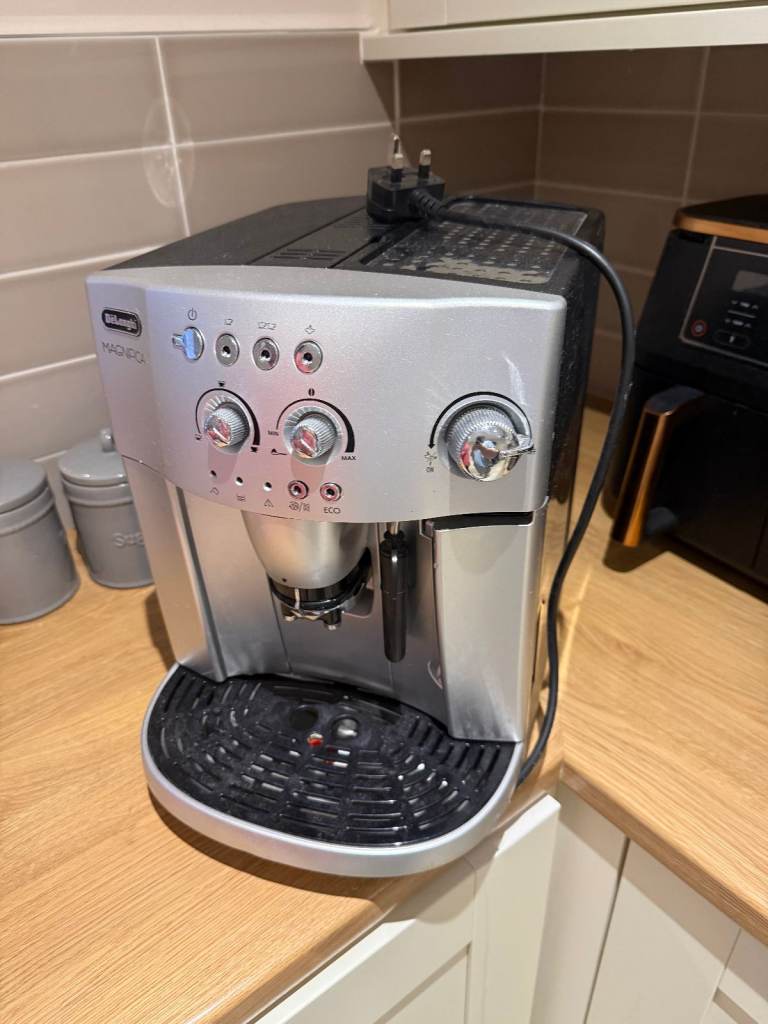 De’Longhi Magnifica Bean to Cup Coffee Machine – Silver – Good Condition