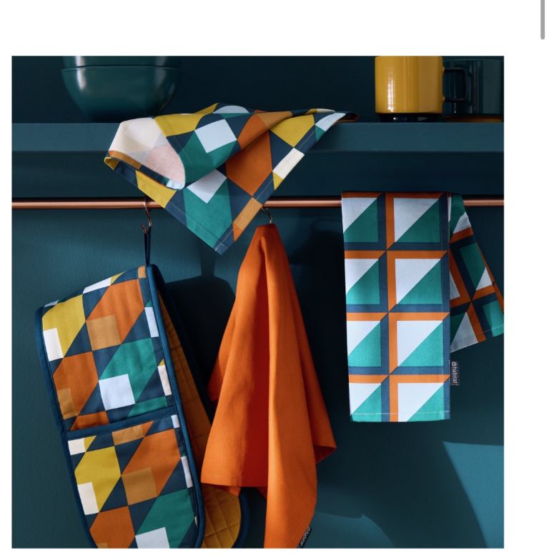 New Multicoloured Geometric Oven Gloves and Tea Towels Set