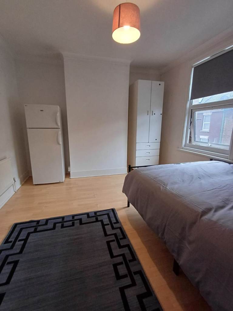 Double room to rent near the Train station and Medway Hospital 