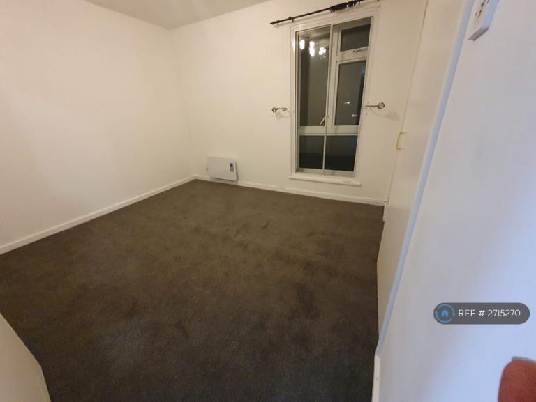 1 bedroom flat in Pentelow Gardens, Feltham, TW14 (1 bed) (#2715270)