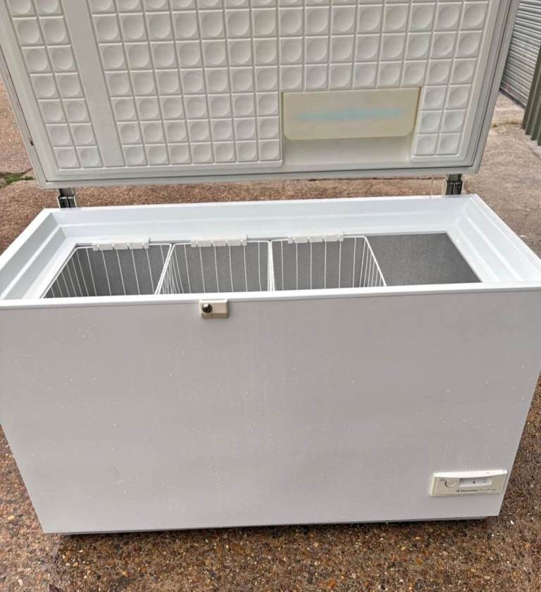 Very Large Chest Freezer 400L Capacity - Excellent Condition