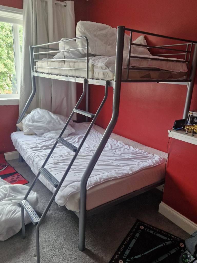Triple bunkbed 