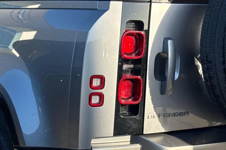 2024 Land Rover Defender 110 3.0 D300 X-Dynamic SE 5dr SUV DIESEL Automatic