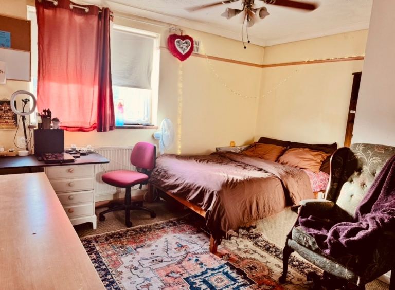 En-suite room available for (single & Couples)