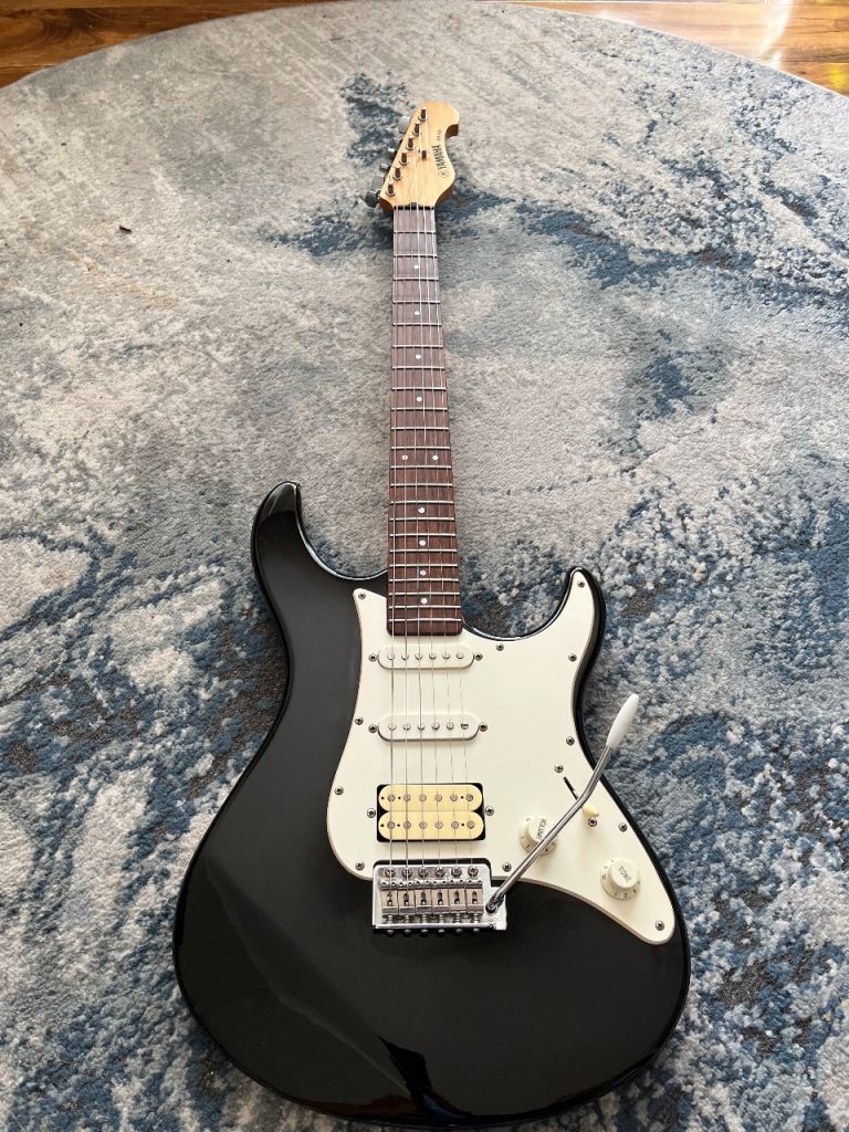 Yamaha EG112 guitar 