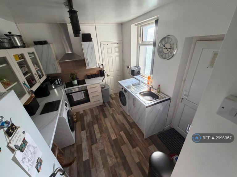 Studio flat in Commercial Street, Aberbargoed, CF81 (#2998367)
