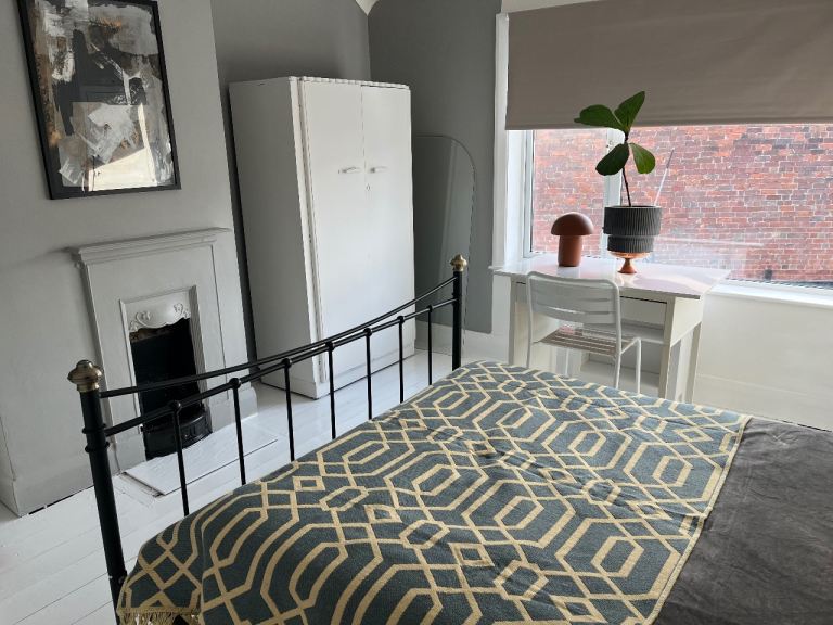 🤗🌷🤗🌷Large sunny room available Now 🤗🌷🤗🌷