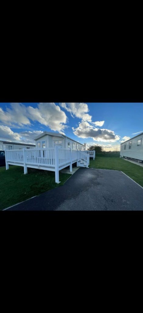 Tattershall Lakes.3 bedroom,wraparound balcony large hot tub