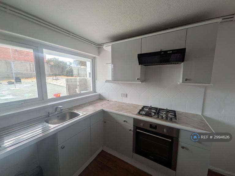 3 bedroom flat in Lizard Walk, Plymouth, PL6 (3 bed) (#2994626)