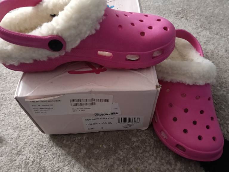 Size 3 but more of a 2 fluffy crocs