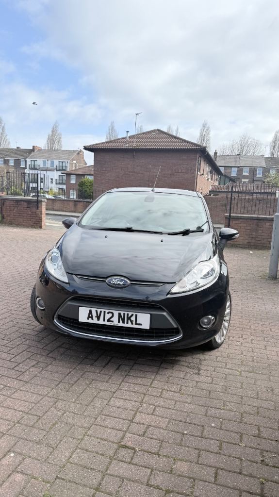 Ford fiesta titanium 5 door black