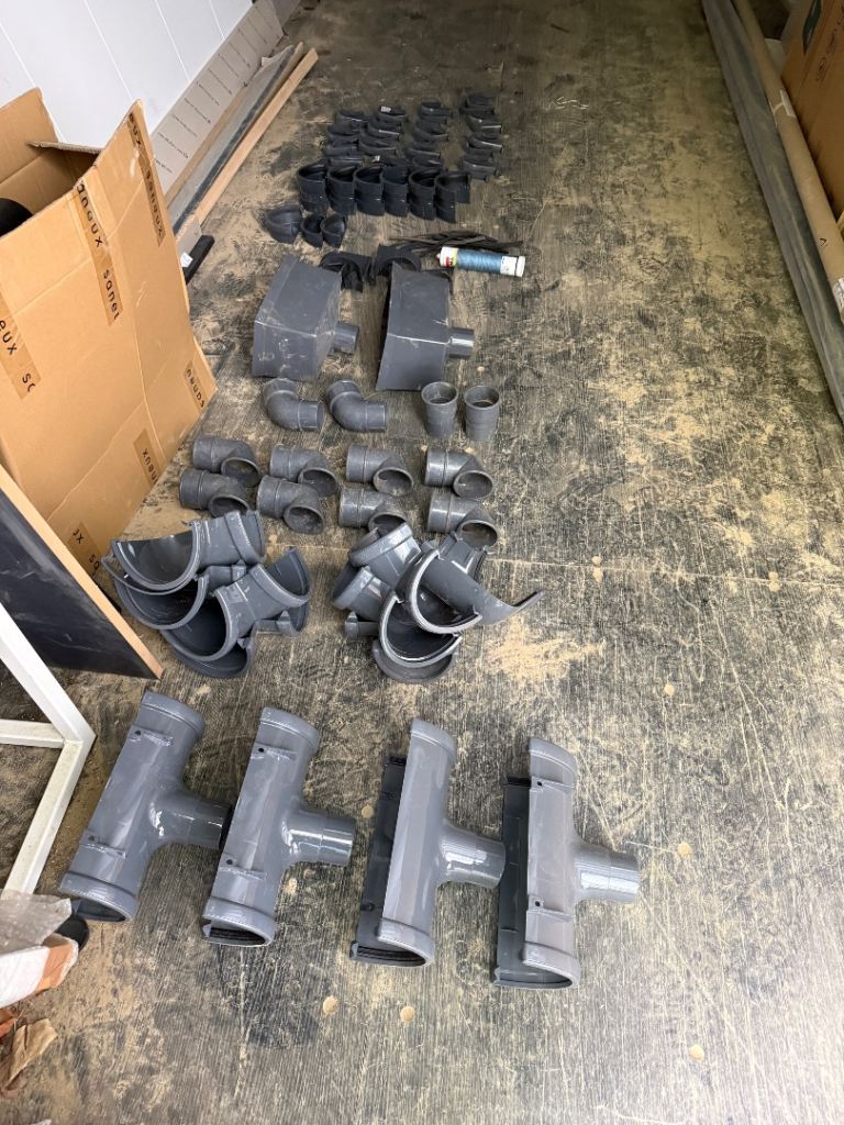 Anthracite guttering. 