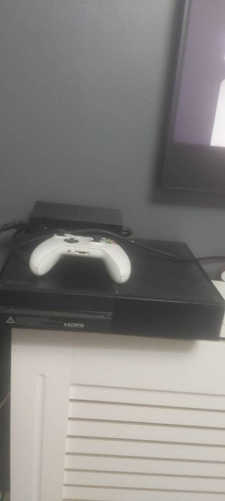 Xbox one 500gb + controller and wires