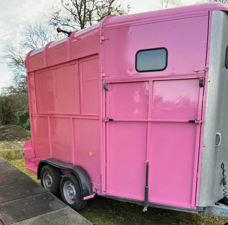 PINK IFOR WILLIAMS RECENTLY RENOVATED HORSEBOX BAR FOR SALE