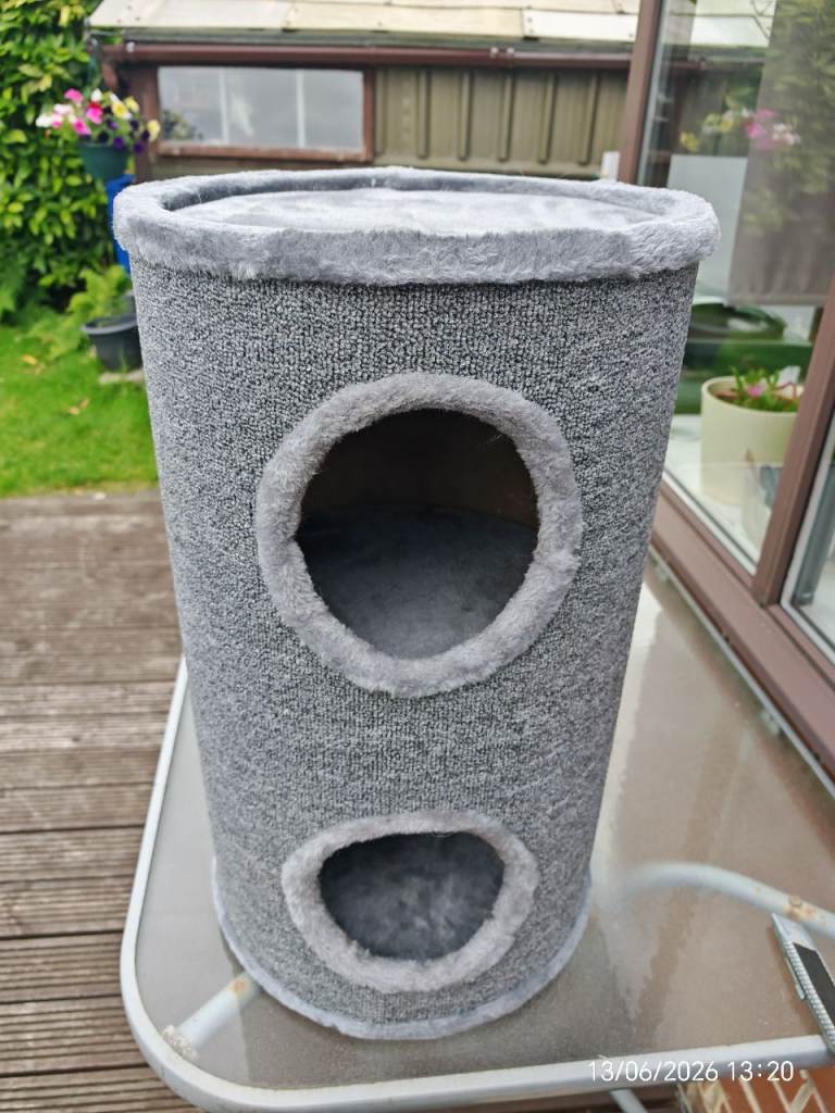 Jumbo cat scratcher with 2 hideouts