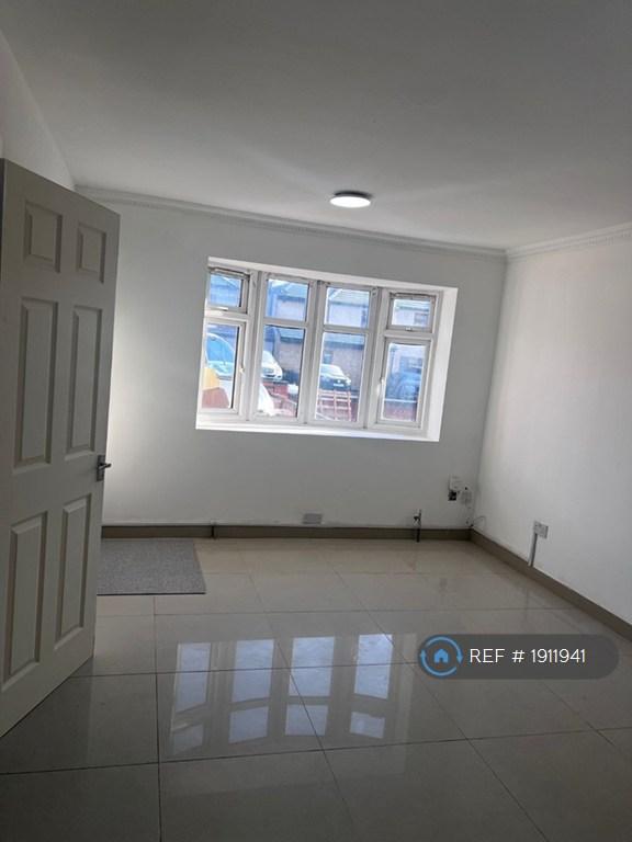 5 bedroom house in Duke Road, Ilford, IG6 (5 bed) (#1911941)